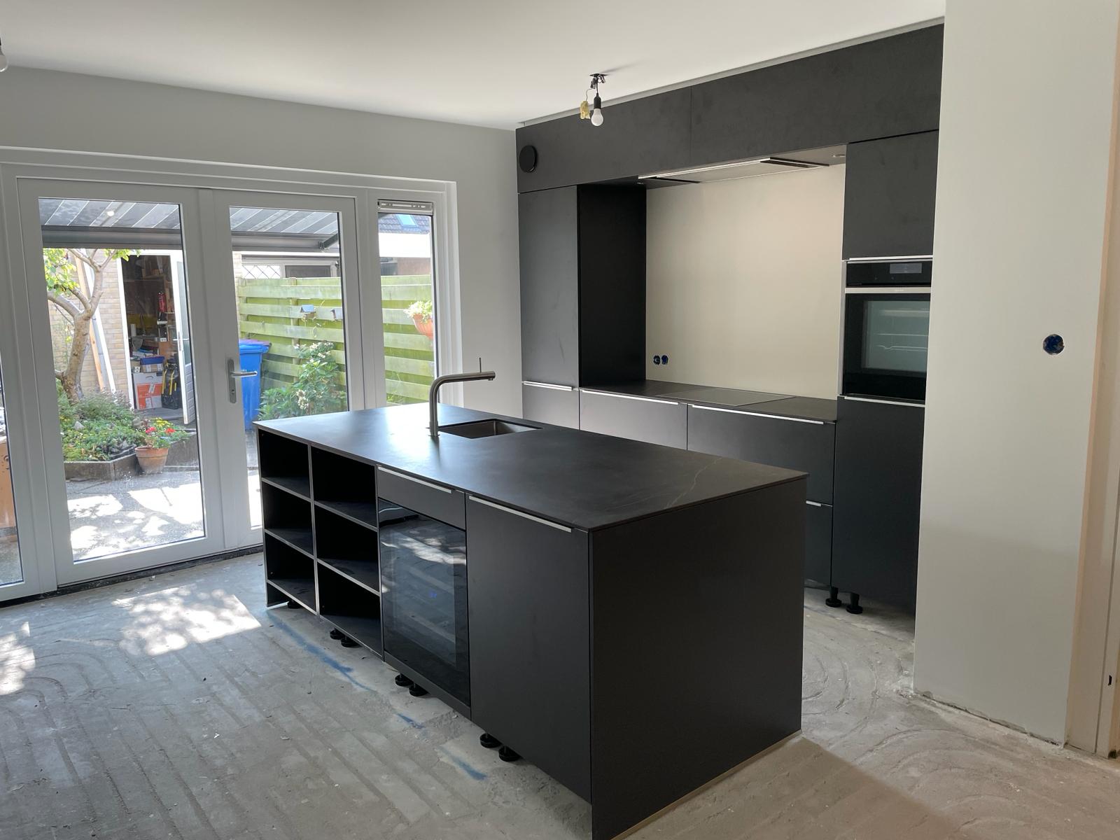 Moderne zwarte keuken met kookeiland