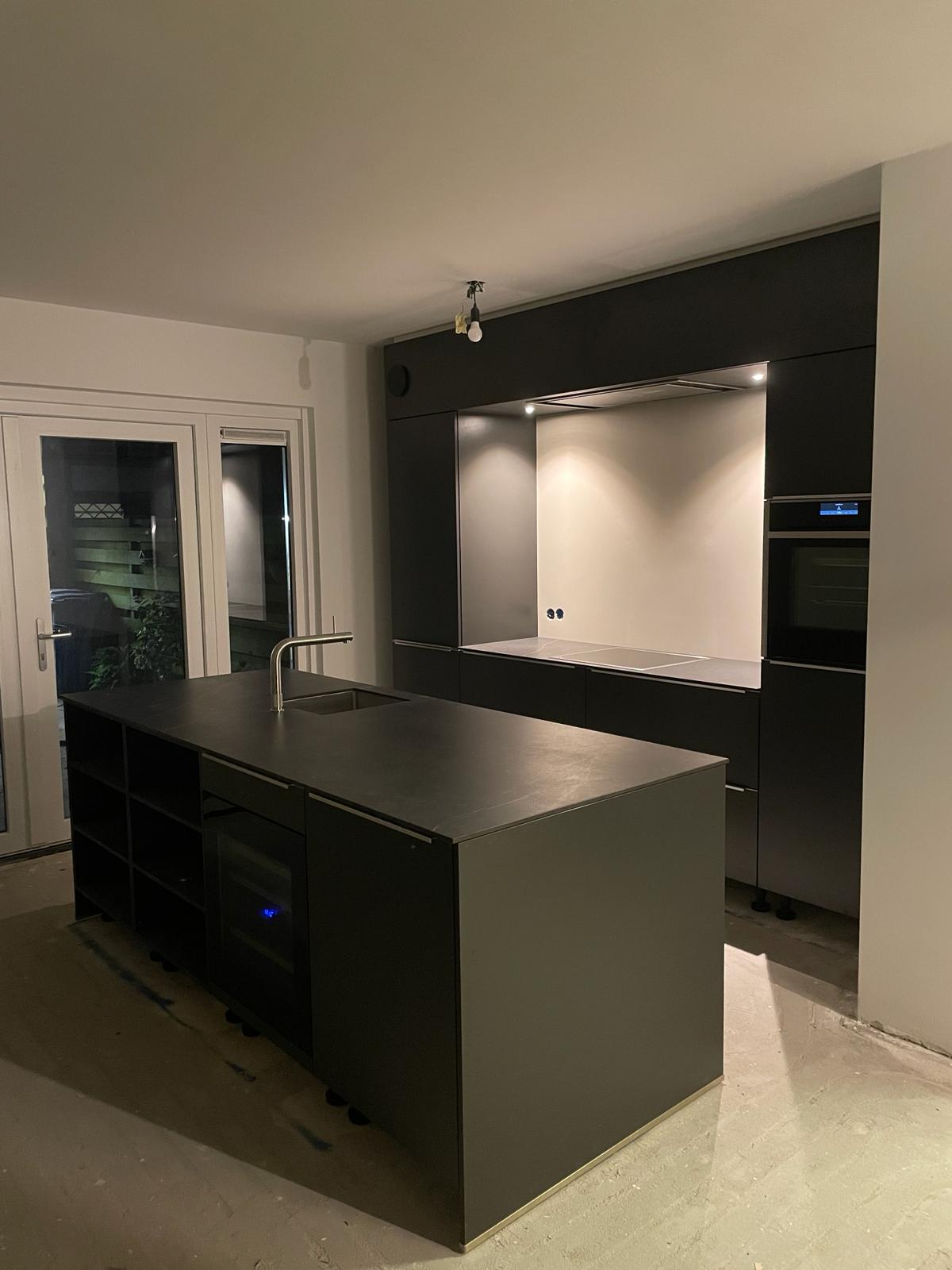Door De Korte Klus gerealiseerde moderne zwarte keuken