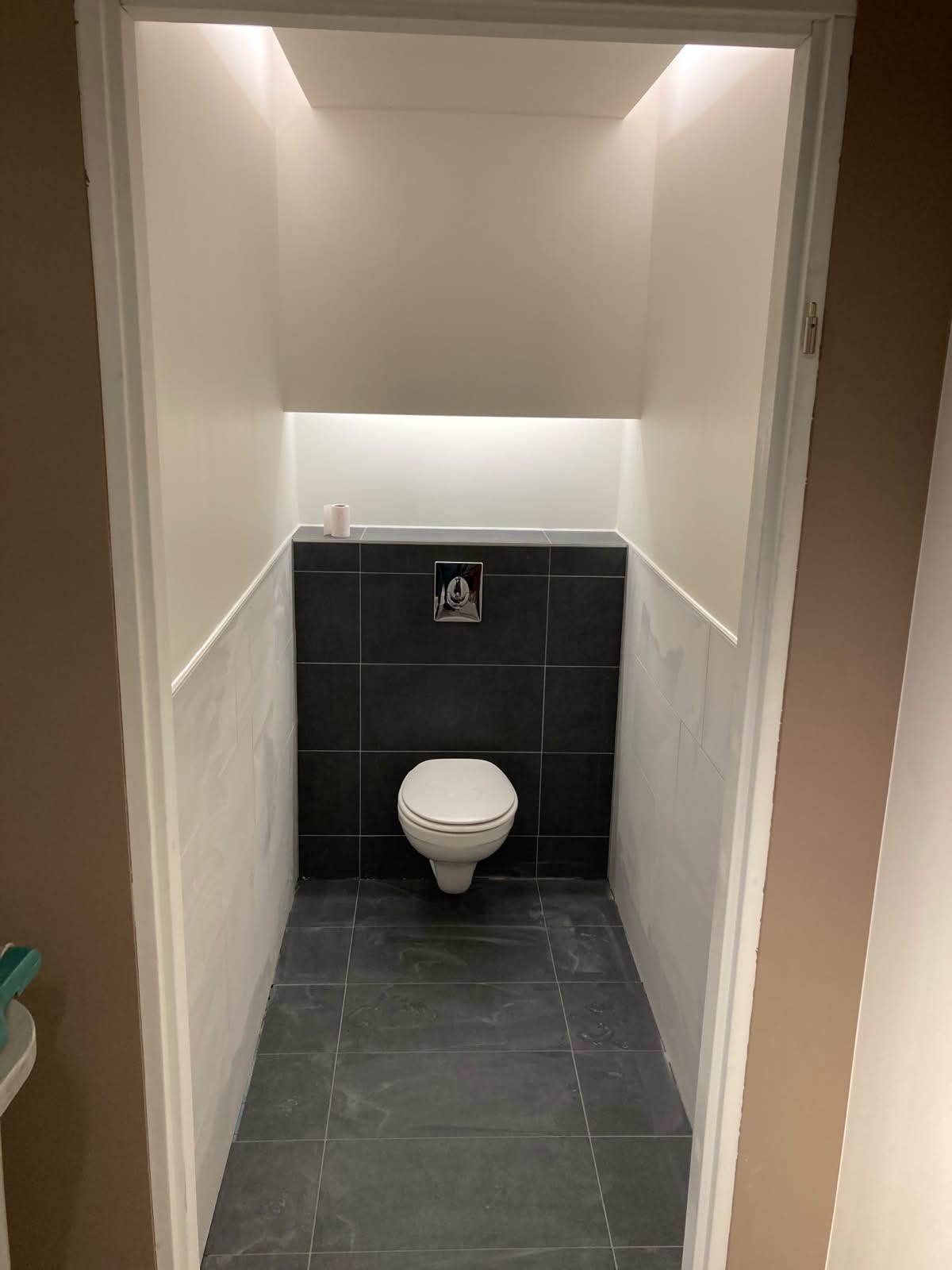 Toilet met antraciet tegelwerk en sfeerverlichting